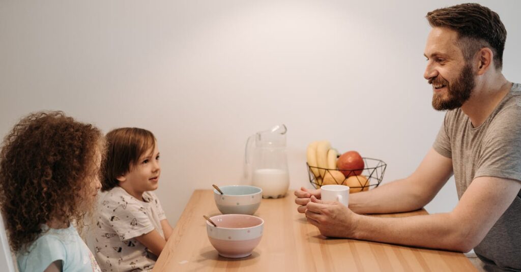 家族がボードゲームの後に感想を話し合い、ふりかえりの会話を通して思考力や共感力を高めている