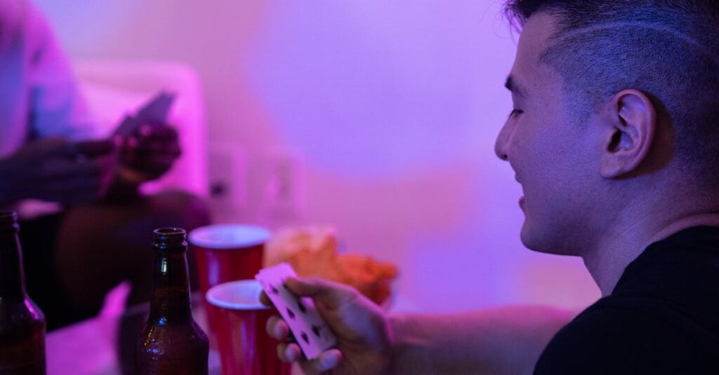 飲み会でボードゲームを楽しみながら笑う大人たちの楽しそうな場面