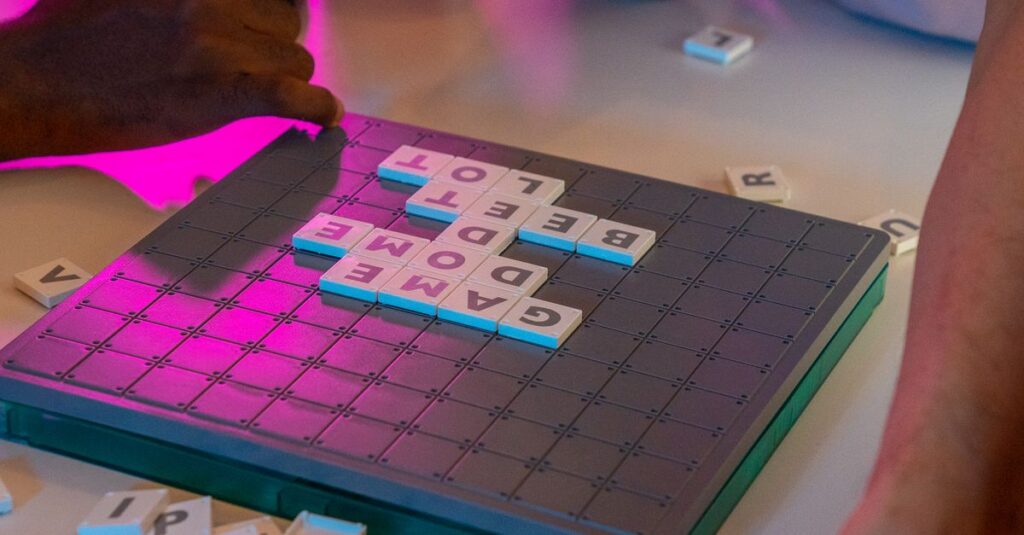 年齢や人数の異なる家族がリビングでパーティーゲームを楽しんでいる。笑顔で交代しながらプレイしている様子。
