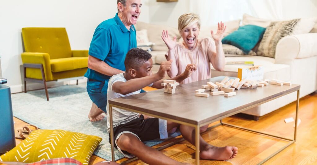 4人家族がリビングでテレビゲームを一緒に楽しんでいる。画面を見ながら笑顔でコントローラーを操作している様子。