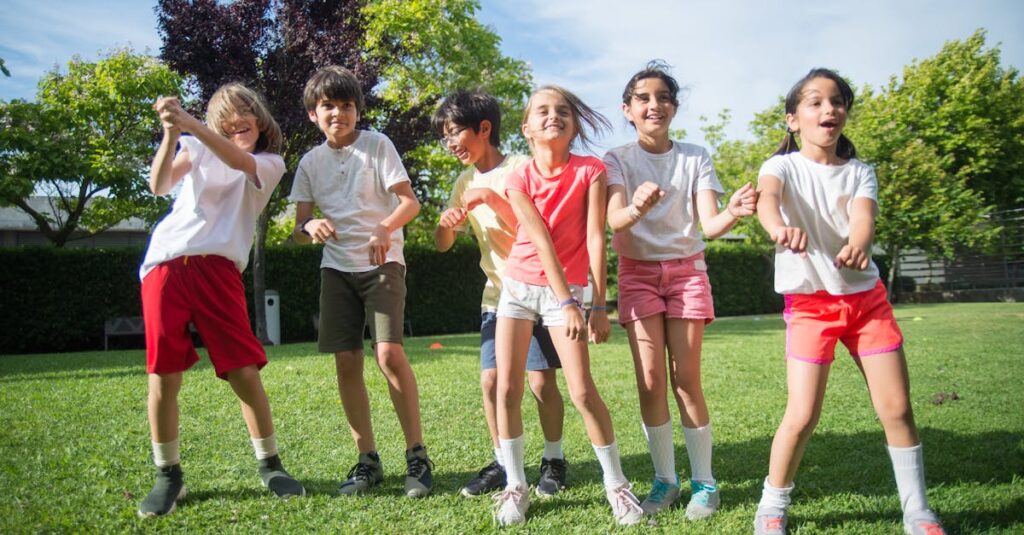 中学生が笑顔でボードゲームを楽しんでいる様子を描いたイラスト