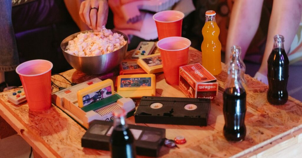 飲み会でボードゲームを楽しみながら笑う大人たちの楽しそうな場面