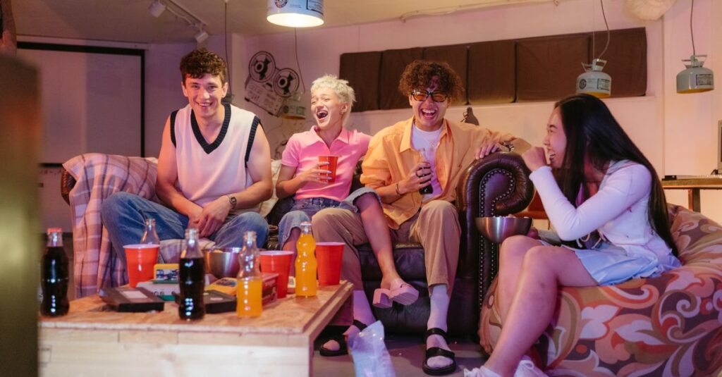 爆笑しながらボードゲームを楽しむ若者グループの様子
