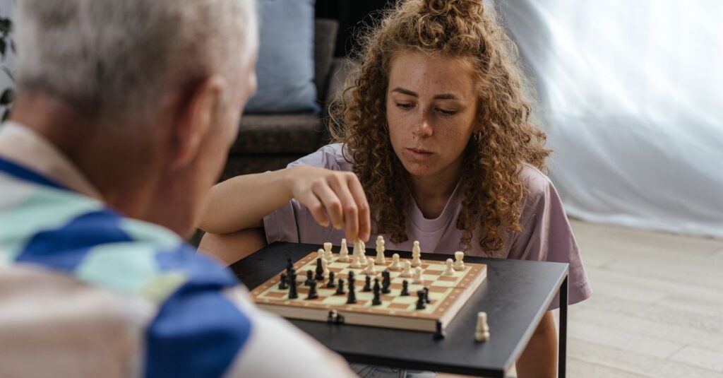 祖父母・大人・子どもが三世代でボードゲームを楽しんでいる様子。笑顔あふれる家族団らん。