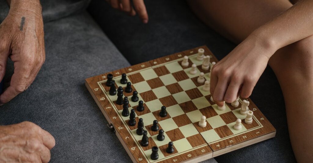 家族で論理的思考力を育てるボードゲームを囲んで楽しむ様子