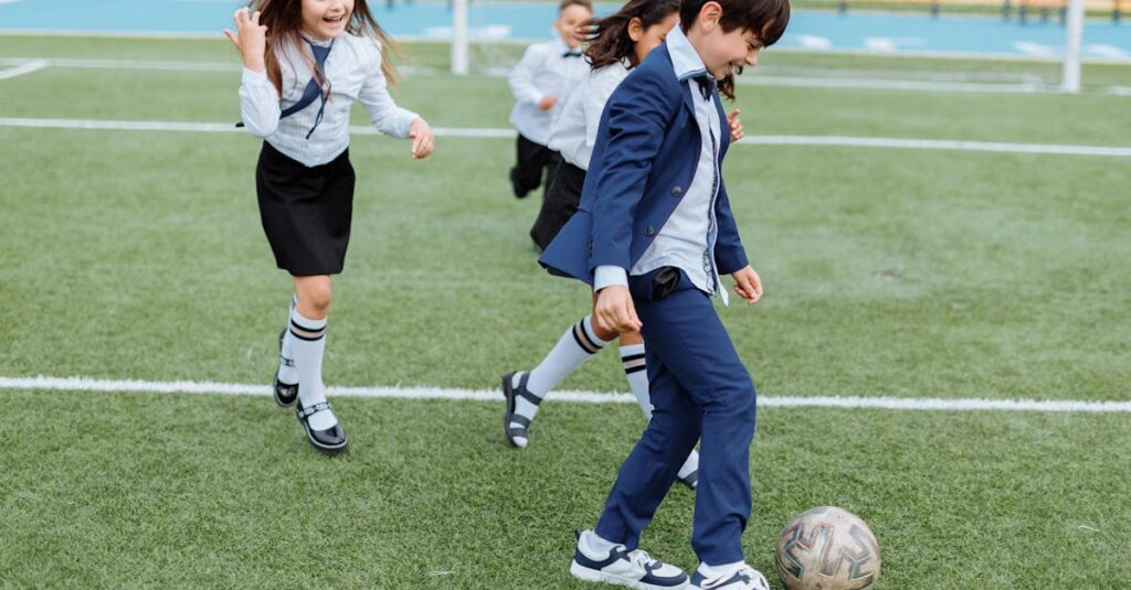 小学生の女の子が友達や親と一緒にボードゲームを楽しんでいる。カラフルでかわいいゲームが並んでいる