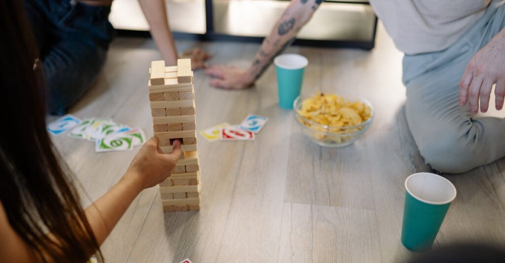 家族が集まり、ボードゲームやカードゲームで笑いながら楽しんでいる様子の年末年始イメージ画像