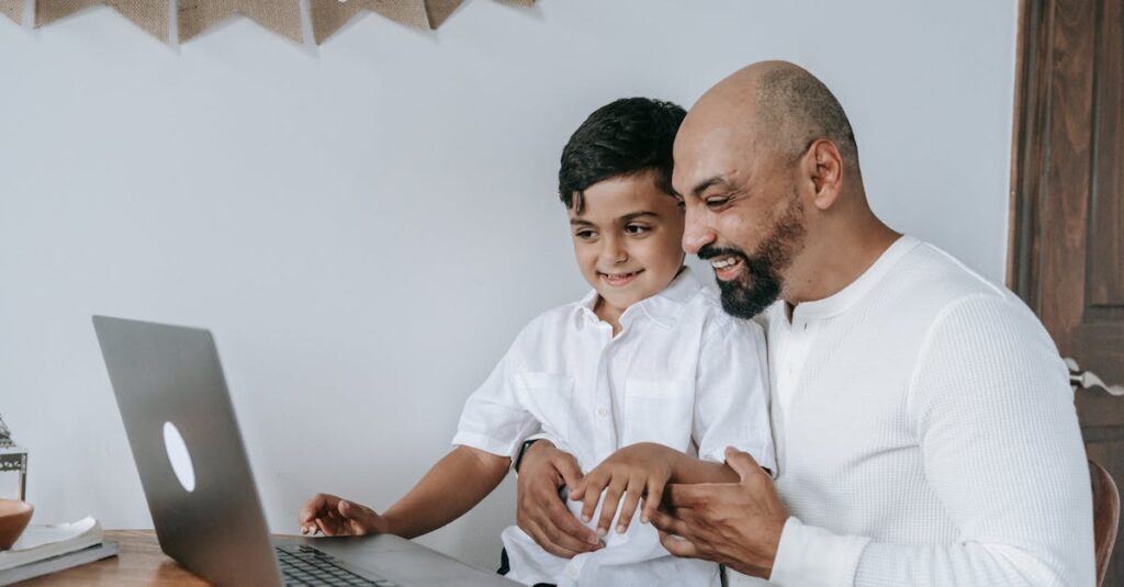 子どもがボードゲームで失敗から学び、親が教えすぎず見守っている知育の場面