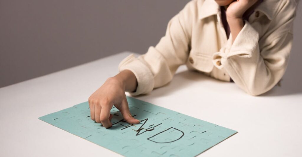 親子でボードゲームを楽しみながら論理的思考力を育てている様子