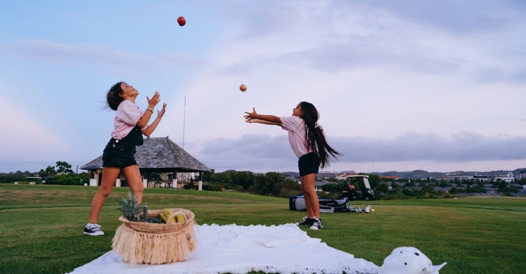 小さな子どもと親が『くだものあつめ』を楽しんでいる様子。笑顔でカードを集める光景。