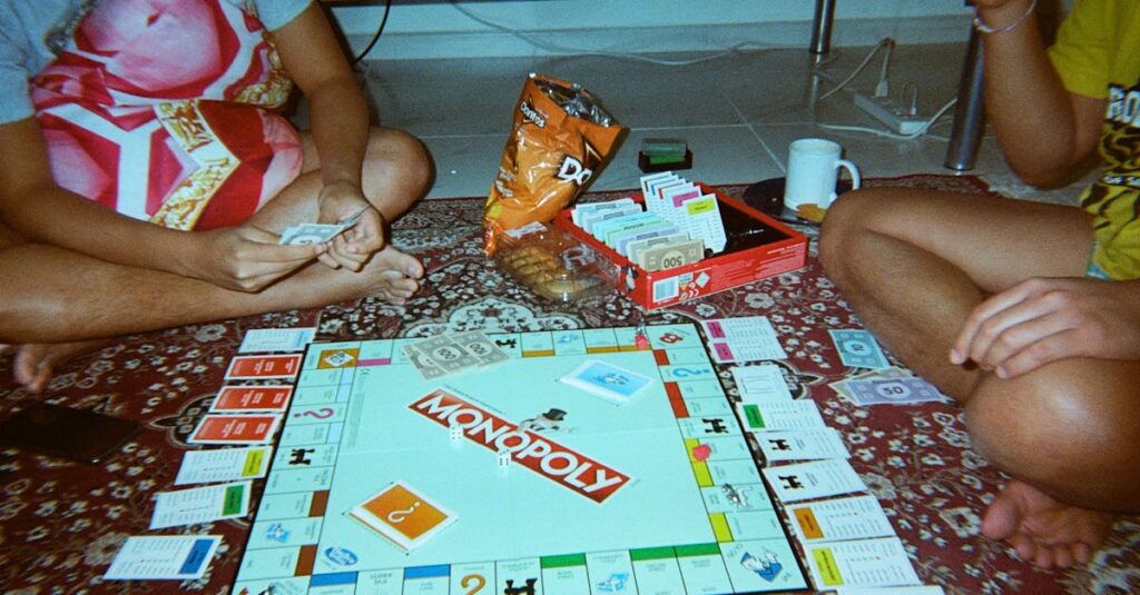 初対面の親戚や家族がボードゲームで笑顔で交流している様子。楽しく会話しながらプレイしている。