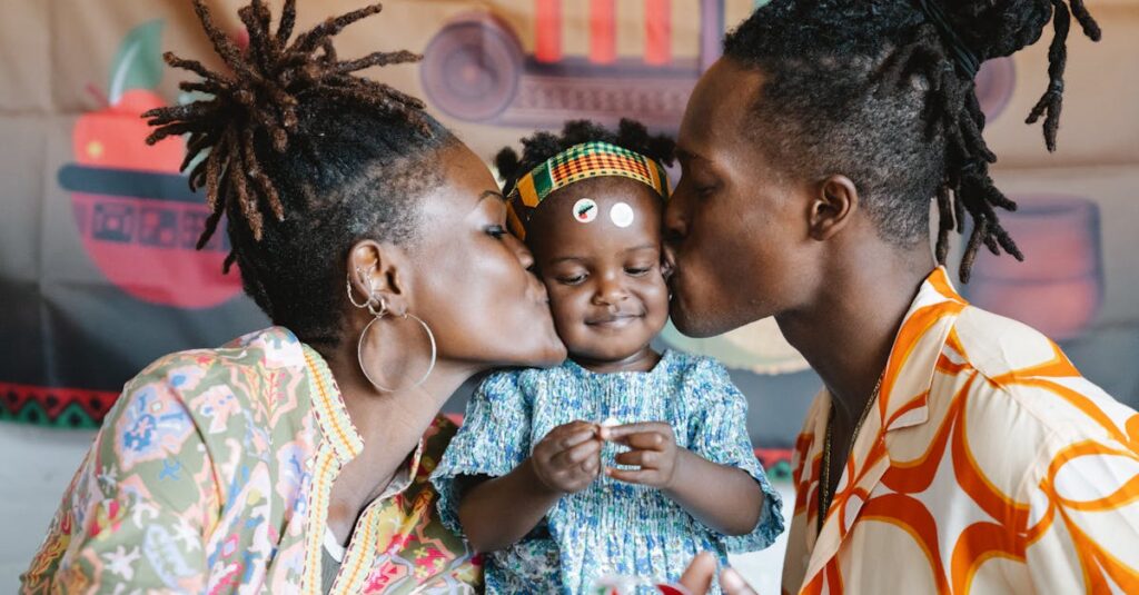 3歳から5歳の幼児が親と一緒にボードゲームを楽しみ、ルールを学びながら考える力や協調性を育てている様子