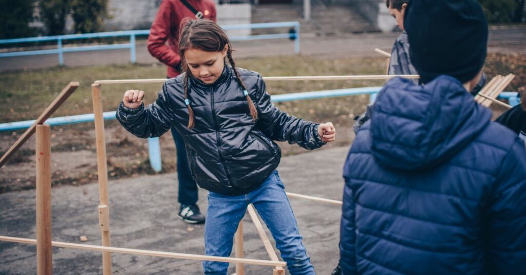 冬の室内で子どもたちが夢中になってボードゲームをプレイしている知育的なシーン。