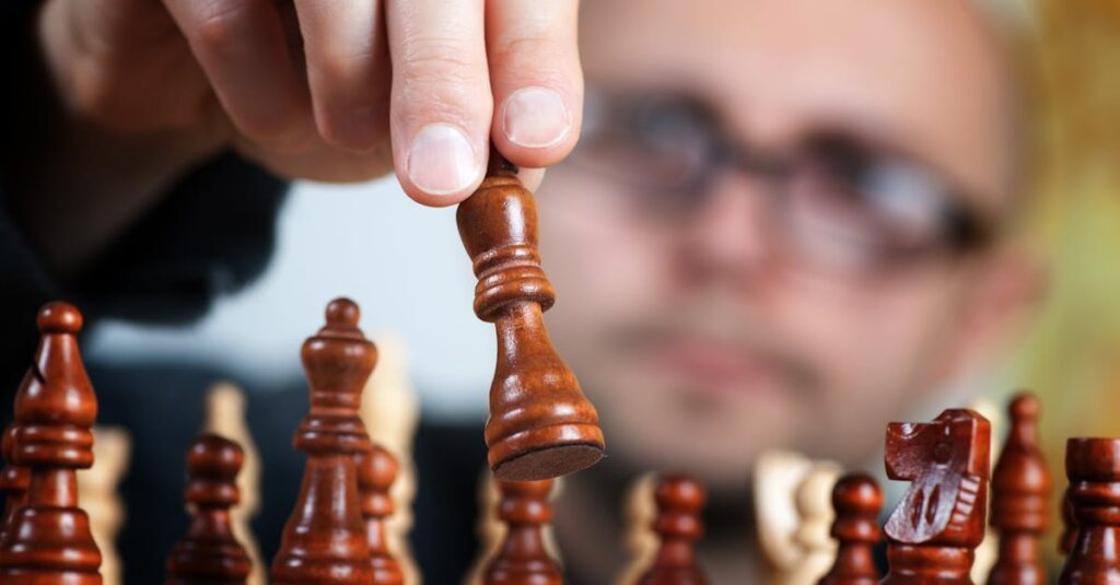 ボードゲームをプレイして感想や笑顔で盛り上がっている参加者たち